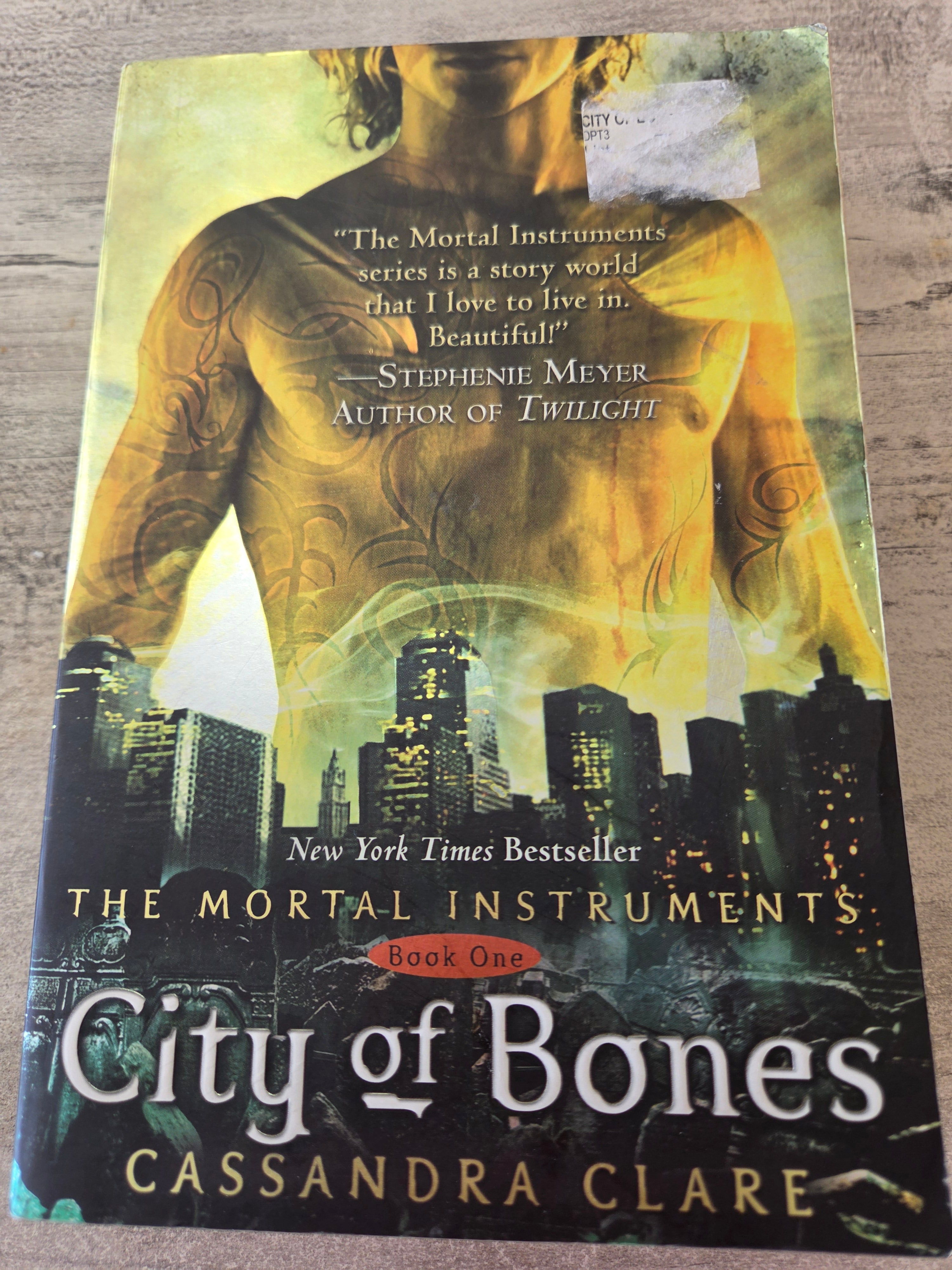 City of Bones: Mortal Instruments Book 1 by Cassandra Clare (Paperback) (Used)